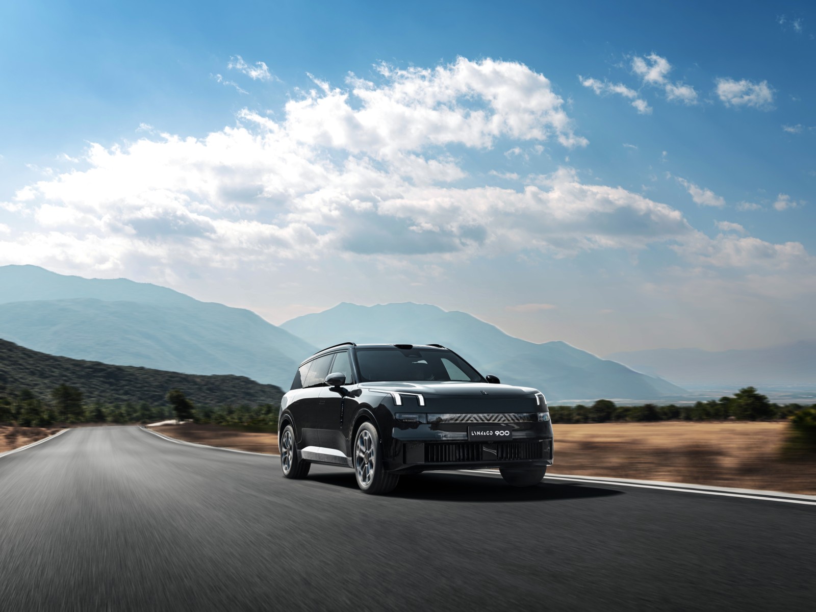 Lynk & Co 900 Base
